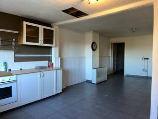 Goed gelegen centrumwoning, interessant voor zowel starters als investeerders.De woning heeft een indeling als volgt:Inkomhal, living met zithoek,...