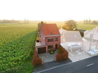 In de Bikschotestraat 36 te Langemark vinden we dit betaalbaar renovatieproject met magnifieke vergezichten! Géén slappe constructie, maar een halfopen bebouwing met een zéér degelijke en kloeke structuur. De ideale basis om, mits renovatie, uw droomwoning te creëren! Het eigendom bestaat uit: Verdiep -1: KelderGelijkvloers: Ruime garage - Inkomhal - Ruime en lichtrijke leefruimte - Keuken - Technische ruimte - Gelijkvloerse slaapkamer - Badkamer voorzien van lavabo, douche en toilet - Veranda - Tuinkamer - Koterijen. Verdiep +1: Nachthal, 3 volwaardige slaapkamers en een bureau/dressing. Verdiep +2: Zolderruimte Buiten: Oprit - Terras - Leuke tuin met rondom mooie zichten. ALGEMEEN: - EPC: F-label - Renovatieverplichting! - 4 slaapkamers - Hoofddak werd reeds vernieuwd, waardoor deze asbestvrij is! - Mooie vergezichten! - Kloeke constructie, goeie basis!- Betaalbaar met vele mogelijkheden! Dit pand is onderworpen aan de renovatieverplichting van de Vlaamse overheid voor residentiële gebouwen (behoudens bij sloop binnen 5 jaar na de aankoop). Consulteer voor meer informatie de website van het Vlaams Energie- en Klimaatagentschap via https://www.vlaanderen.be/een-woning-kopen/renovatieverplichting-voor-residentiele-gebouwen