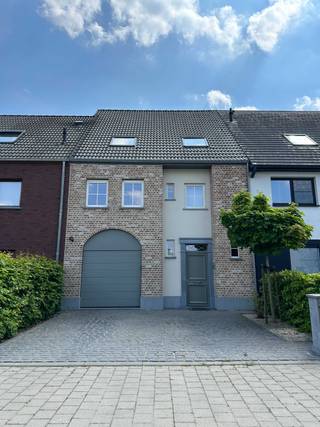 Zeer ruime gezinswoning met 5-6 slk | EPC A+ | Melsele<br /><br />KIJKDAGEN: 14 mei (Hemelvaart), weekend 16 & 17 mei, 24 mei en 25 mei (Pinkstermaandag). Gelieve vooraf een datum en tijdstip af te spreken.<br /><br />Instapklare BEN-woning uit 2018 in een rustige straat in Melsele, vlakbij centrum Beveren. Deze moderne gezinswoning op 240 m² combineert ruimte, comfort en lage energiekosten dankzij EPC A+, E-peil 23, zonnepanelen en vloerverwarming.<br /><br />Gelijkvloers<br />Brede oprit voor 2 wagens. Ruime inkomhal met ingebouwde kasten en gastentoilet. Lichtrijke leefruimte met eetplaats, keramische tegelvloer en vloerverwarming. Open keuken met kookeiland, veel opbergruimte en ingebouwde toestellen (oven, microgolf, vaatwasser, koelkast, gaskookvuur). Aansluitend bevindt zich de inpandige garage.<br /><br />De zuidgerichte tuin is volledig omheind en beschikt over een ruim terras, olijfboom, loungehoek, tuinhuis en achteruitgang.<br /><br />1e verdieping<br />Master bedroom met airco, rolluiken en inloopdressing. Daarnaast nog 2 slaapkamers, apart toilet en een ruime badkamer met ligbad, inloopdouche en dubbele lavabo.<br /><br />2e verdieping<br />Nog 3 extra ruimtes: een slaapkamer, een kamer met aansluitingen voor een mogelijke tweede badkamer en een zeer grote polyvalente ruimte ideaal als kleine studio, bureau of hobbykamer. Via een uitschuifbare trap bereikt u de ruime zolderberging.<br /><br />Ligging<br />Rustige straat in Melsele, nabij winkels, scholen, bushalte en fietsostrade F4. Vlotte verbinding naar Antwerpen en Gent via E17/E34.<br /><br />Troeven:<br /><br />BEN-woning – EPC A+ – E-peil 23<br />Zonnepanelen<br />191 m² bewoonbare oppervlakte<br />5 à 6 slaapkamers<br />Mogelijkheid tweede badkamer<br />Vloerverwarming gelijkvloers<br />Inpandige garage + oprit voor 2 wagens<br />Zuidgerichte tuin met lounge en tuinhuis<br />Elektriciteit conform<br />Bouwjaar 2018