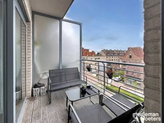 Residentie "het stil genot" is zeer recent en geniet van een uiterst centrale ligging te Oostkamp.<br /><br />Het appartement op de derde verdieping bestaat uit een inkom, een living met aansluitend een zuidgericht terras, een volledig ingerichte keuken (voorzien van dubbele spoelbak, vaatwas, keramische kookplaat, dampkap, koelkast, oven en microgolf), een wasplaats, twee slaapkamers, badkamer met dubbele lavabo en ligbad met douchemogelijkheid, een gemeenschappelijke fietsenberging.<br /><br />In het gebouw is een lift aanwezig. <br /><br />Verschillende winkels en diensten zijn op wandelafstand gelegen, alsook openbaar vervoer. Er is een zeer vlotte toegang tot verbindingswegen (E40). <br /><br />Maandelijkse provisie voor gemeenschappelijke lasten bedraagt 65,00€. <br /><br />Troeven: Centrale ligging| 2 slaapkamers| Recent |<br /><br />