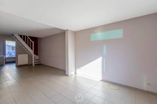 Deze gezellige en instapklare stadswoning is ideaal gelegen in het centrum van Sint-Niklaas, op wandelafstand van het station, winkels, scholen en openbaar vervoer. Dankzij de vlotte bereikbaarheid en de praktische indeling is deze woning perfect geschikt voor starters, jonge gezinnen of investeerders.<br /><br />Na het betreden van de inkomhal komt u in de lichtrijke leefruimte met open karakter, die naadloos overgaat in de eetplaats. Aansluitend bevindt zich de volledig uitgeruste keuken met voldoende opbergkasten en werkruimte. De woning beschikt over een aangename terras, ideaal om in alle rust te genieten van een moment buiten.<br /><br />De woning beschikt over een volledig vernieuwde en een verzorgde badkamer met inloopdouche en modern lavabomeubel.<br />Op de eerste verdieping bevinden zich twee volwaardige slaapkamers.<br />De woning beschikt over een zolderkamer, die perfect kan dienen als opbergruimte of eventuele derde slaapkamer, bureau of hobbyruimte<br /><br />De woning is uitstekend gelegen in een rustige straat in het centrum van Sint-Niklaas. Op wandelafstand vindt u het station, winkels, horeca, scholen en diverse recreatiemogelijkheden. Bovendien geniet u van een vlotte verbinding naar invalswegen en autosnelwegen.<br />Bent u op zoek naar een charmante woning met een centrale ligging en een praktische indeling? Dan is deze woning zeker een bezoek waard.<br />Contacteer ons via thomas@claves.be of op het nummer 0472 65 12 35