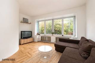 <h3><span>Lichtrijk 2-slaapkamerappartement met ruim terras</span></h3><p><span>Welkom in dit verzorgd en lichtrijk appartement op de </span><span>1e verdieping</span><span>, gunstig gelegen in Mortsel. </span></p><p><span>De praktische indeling, grote raampartijen en aangename buitenruimte maken dit een interessante eigendom voor zowel eigen bewoning als investering. De leefruimte geniet dankzij de grote raampartijen van veel natuurlijke lichtinval en een aangenaam zicht op het groen. Aansluitend bevindt zich de open keuken met eetgedeelte, uitgerust met onder meer een gaskookplaat, oven en voldoende kastruimte. Ook de wasmachine is praktisch geïntegreerd in de keuken. Verder beschikt het appartement over </span><span>2 slaapkamers</span><span>. De hoofdslaapkamer geeft via een brede schuifdeur rechtstreeks toegang tot het </span><span>ruime houten terras van ca. 16 m²</span><span>. De houten afsluiting zorgt voor de nodige privacy en maakt van het terras een aangename plek om buiten te zitten.</span></p><p><span>De </span><span>2e slaapkamer is compacter</span><span> en leent zich als eenpersoonskamer, bureau, dressing of logeerkamer. De badkamer is volledig betegeld en voorzien van een bad met douchefunctie en wastafel. Daarnaast is er nog een </span><span>2e, kleiner terras</span><span> aanwezig.</span></p><p><span>Het appartement bevindt zich in verzorgde staat en is momenteel bewoonbaar. Op energetisch vlak zijn er verbeteringen nodig. Het appartement beschikt over </span><span>EPC-label F</span><span> en valt hierdoor onder de renovatieverplichting.</span></p><p><span>Dankzij de centrale ligging in Mortsel bevinden winkels, openbaar vervoer en andere voorzieningen zich in de nabije omgeving.</span></p><p><span>Kortom, een verzorgd en lichtrijk appartement met </span><span>2 slaapkamers en een ruim terras</span><span>, interessant voor wie op zoek is naar een praktische woonst met een aangename buitenruimte.</span></p><p><span>EPC-label F</span><span>, renovatieverplichting van toepassing.<br />Certificaatnummer: </span><span>20260910-0003950276-RES-1</span></p><p><span>Troeven:</span><span><br />· 2 slaapkamers<br />· Ruim terras + kleiner terras<br />· Veel natuurlijke lichtinval<br />· Aangenaam zicht op groen<br />· Open leefruimte met keuken<br />· Verzorgde staat<br />· Centrale ligging in Mortsel</span></p><p><span>Contact:</span><span><br />Vrijblijvend advies met gratis schatting van uw woning? Neem gerust contact met ons op.</span></p><p><span>Robin Van den Bergh<br /><span>robin@home4you.be</span></span><span><br />+32 468 23 19 79<br />7/7 bereikbaar</span></p>