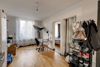 <p><span>Gerenoveerd (2023) appartement met één slaapkamer</span></p><p><span> </span></p><p><span>Dit gezellig appartement</span><span> </span><span>is gelegen in een rustige enkelrichtingstraat vlakbij Park Spoor Noord. </span><span>De ligging is uitermate ideaal en op wandelafstand van winkels, horeca en alle openbaar vervoer.</span><span> </span></p><p><span> </span></p><p><span>Het appartement is momenteel verhuurd aan 735 euro / maand = </span><span>NETTO rendement van 5,5%!</span></p><p><span> </span></p><p><span>Dit appartement is gelegen in een kleinschalig gebouw waar geen lift of syndicus aanwezig is. Hierdoor zijn er geen gemeenschappelijke kosten aanwezig. Verder beschikt het over </span><span>vernieuwde ramen (HR beglazing)</span><span>, één ruime slaapkamer, een </span><span>zonnig terras (5m²)</span><span> en een </span><span>bewoonbare oppervlakte</span><span> van </span><span>36m² </span><span>(cfr. EPC).</span></p><p><span> </span></p><p><span>Indeling</span></p><p><span>- leefruimte met open keuken voorzien van alle benodigde toestellen</span></p><p><span>- zonnig terras</span></p><p><span>- bergruimte met voorzieningen voor wasmachine en droogkast</span></p><p><span>- slaapkamer één</span></p><p><span>- badkamer met douche, lavabo en toilet</span></p><p><span> </span></p><p><span>Algemeen</span></p><p><span>- geen gemeenschappelijke kosten</span></p><p><span>- HR beglazing (PVC), 12 cm isolatie in de gevels, condenserende ketel, 12 cm isolatie in het dak</span></p><p><span>- super centrale locatie vlakbij verschillende campussen en belangrijke invalswegen</span></p><p><span>- ideale investering / eerste aankoop</span></p><p><span>- appartement momenteel verhuurd (huurovereenkomst te respecteren) aan 735 euro / maand = NETTO rendement van 5,5%!</span></p><p><span> </span></p><p><span>Ben jij geïnteresseerd in dit energiezuinige appartement te koop in Antwerpen, ben je op zoek naar ander vastgoed of wens je de waarde van jouw eigendom te kennen? Dan ben je bij BOLT immo aan het juiste adres! Wij helpen jou graag verder.</span></p><p><span> </span></p>