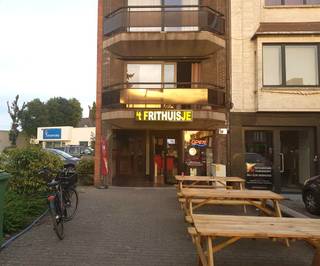 Deze handelsruimte van +/- 120 m² is uitstekend gelegen aan de levendige Bredabaan, een commerciële topligging met een constante passage en...