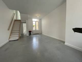 Achter deze karaktervolle gevel zit een VOLLEDIG GERENOVEERDE WONING, in centrum Brugge, vlakbij de Lange Rei, met veel parkeergelegenheid in de straat! Mooie grondoppervlakte van 120 m². Indeling: lichtrijke leefruimte, ingerichte keuken, toilet, moderne badkamer met ligbad en inloopdouche, 3 GIGA slaapkamers! Als kers op de taart, een ZONNIG TERRAS &amp; TUIN mét FIETSUITWEG! Een COMPLETE RENOVATIE van dak tot vloer. CV, nieuwe ramen, alle leidingen, alle technieken, gietvloer en zelfs GESCHILDERD. Zeg nu zelf, niets ontbreekt. In de binnenstad, met tuin én uitweg, een TOPPER! EPC 282 kWh/m² UC3615383 (Wche,Vg, Gdv, Gvkr, Gvv)<br /> 