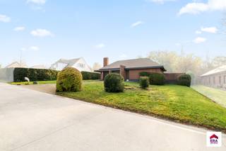 <p>Te koop: karaktervolle architectenwoning (bungalow) in open bebouwing te Asse, gelegen in een rustige straat en omgeven door groen.</p>
<p> </p>
<p>Deze gelijkvloerse woning uit 1973 biedt een slimme en praktische indeling op een ruim perceel van 21a13ca. De ligging in een landelijke omgeving garandeert rust en privacy, terwijl de garage en grote tuin van 1854 m² extra comfort en gebruiksmogelijkheden bieden. De architectuur en indeling maken het huis bijzonder geschikt voor wie houdt van ruimte en overzicht.</p>
<p> </p>
<p>Belangrijkste ruimtes:<br />• Ruime woonkamer (46,6 m²) met veel lichtinval<br />• Eetkamer (11,6 m²) aansluitend op de keuken<br />• Keuken (26,6 m²) met toegang tot het terras<br />• Slaapkamer met dressing (31,1 m²)<br />• Badkamer (20,4 m²)<br />• Inkomhal (7,75 m²)<br />• Berging (8,2 m²)<br />• Dubbele garage (47,8 m²)<br />• Zolder (14,2 m²)<br />• Terras (57 m²) en grote tuin (1854 m²)</p>
<p> </p>
<p>Troeven:<br />• Architectenwoning met praktische gelijkvloerse indeling<br />• Rustige ligging in groene, landelijke omgeving<br />• Ruim perceel met grote tuin en garage</p>
<p> </p>
<p>Neem vandaag nog contact op met je ERA-makelaar voor een bezoek.</p>
<p> </p>
<p>JOUW DROOMHUIS. ZO GEVONDEN!</p>