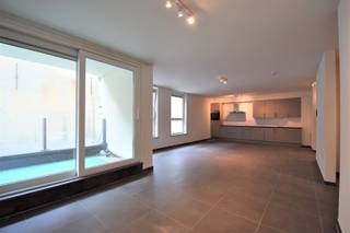 Dit appartement is gelegen in de residentie "Collegehof" aan de Sint-Michielskerk in het centrum van Gent.<br />Exclusief wonen en ondersteuning van zorgverlening gaan hier hand in hand.<br />Als bewoner van deze residentie kan u gebruik maken van de grote polyvalente ruimte op het gelijkvloers alsook van de prachtige binnentuin. Openbaar vervoer, restaurants en winkels treft u in de onmiddellijke nabijheid.<br /><br />Het appartement bevindt zich op de eerste verdieping, het beschikt over een volledig geinstalleerde open keuken voorzien van alle toestellen. Vanuit de leefruimte heeft u toegang tot het eerste terras via een groot schuifraam. De badkamer is voorzien van een toilet, inloopdouche en lavabo met badkamermeubel. Het appartement beschikt over 2 slaapkamers, waarvan 1 slaapkamer met afzonderlijke berging en aansluitend terras met uitzicht op de binnentuin.<br />Een ondergrondse autostaanplaats kan eveneens aangekocht worden.<br />Deze assistentieflat valt onder 12% BTW en is vrijgesteld van onroerende voorheffing! ​