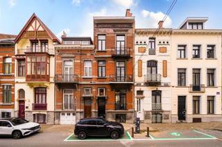 <h3><span>Maison Rénovée avec Goût dans le Quartier Européen</span></h3><p><span>Découvrez cette </span><span>maison entièrement rénovée</span><span> avec des finitions modernes, idéalement située au coeur du </span><span>Quartier Européen</span><span>, à deux pas du </span><span>Parc du Cinquantenaire</span><span>, des institutions européennes, des transports en commun, des commerces et des écoles.</span></p><p><span>Alliant </span><span>confort contemporain</span><span> et </span><span>caractère authentique</span><span>, la maison offre une répartition harmonieuse sur plusieurs niveaux :</span></p><ul><li><span>Rez-de-chaussée surélevé :</span><span> agréable </span><span>espace de vie</span><span> et </span><span>coin salon</span><span>, menant à une </span><span>cuisine entièrement équipée</span><span> avec coin repas donnant sur un </span><span>joli jardin urbain</span><span>.</span></li><li><span>Étages supérieurs :</span><span> 6 </span><span>chambres</span><span>, un </span><span>bureau</span><span>, un </span><span>grenier polyvalent</span><span> et </span><span>3 salles de bains identiques</span><span> (une par étage), chacune équipée dune douche à l'italienne, d'un WC et d'un meuble lavabo.</span></li><li><span>Niveau -0,5 :</span><span> </span><span>buanderie fonctionnelle</span><span>, vestiaire et toilette ainsi qu'un </span><span>grand espace de rangement</span><span> et </span><span>accès supplémentaire au jardin</span><span>.</span></li></ul><p><span>Grâce à sa </span><span>situation stratégique</span><span> et à sa </span><span>rénovation de qualité</span><span>, cette propriété constitue un </span><span>coup de cur</span><span> pour toute personne recherchant </span><span>espace, confort et proximité</span><span> dans l'un des quartiers les plus prisés de Bruxelles.</span></p>
