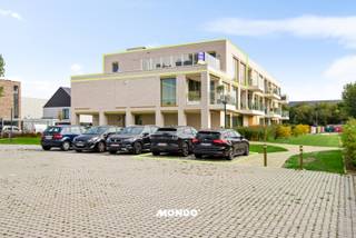 Dans un endroit agréable à Willebroek se trouve cet appartement lumineux et modernement aménagé avec 2 chambres, une terrasse spacieuse et une vue magnifique sur le canal.<br /><br />Par le hall d'entrée, avec de l'espace pour un vestiaire, vous accédez aux différentes pièces de l'appartement. Le salon forme le cœur de la maison et bénéficie d'une grande luminosité naturelle grâce aux grandes baies vitrées. Le salon se connecte joliment à la salle à manger et à la cuisine ouverte et moderne.<br /><br />La cuisine est aménagée de façon élégante et contemporaine et dispose d'un îlot central avec des sièges. Adjacent au salon se trouve la terrasse spacieuse, où vous pourrez profiter en toute tranquillité de la vue dégagée sur l'eau et les environs.<br /><br />L'appartement dispose de deux chambres à coucher complètes. La plus grande chambre bénéficie à nouveau d'une belle luminosité grâce aux fenêtres du sol au plafond et offre suffisamment d'espace pour un grand lit et des armoires supplémentaires. La deuxième chambre est également spacieuse et peut parfaitement servir de chambre d'enfant, d'invité ou de bureau.<br /><br />La salle de bains est moderne et équipée à la fois d'une baignoire et d'une douche à l'italienne séparée. Les grands carreaux de mur et de sol donnent une apparence soignée et intemporelle.<br />Dans tout l'appartement, la finition contemporaine se démarque, avec une combinaison de parquet dans les espaces de vie et de couchage et de carrelage facile d'entretien dans le hall et la salle de bains. Les grandes fenêtres, les couleurs neutres et l'agencement ouvert créent une sensation d'espace particulièrement agréable.<br /><br />Un bel appartement prêt à emménager pour ceux qui recherchent un logement confortable avec beaucoup de lumière, d'espace extérieur et une vue exceptionnellement dégagée.<br /><br />Intéressé ou envie d'une visite sur place?<br />Contactez directement Bjorn<br />📞 +32 477 60 68 33<br />Mail: bjorn@mondovastgoed.be