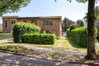<p><span>Appartementsgebouw met 2 units in groene Hoge Kaart, Brasschaat</span></p><p><span> </span></p><p><span>Dit vergunde appartementsgebouw ligt in de Hoge Kaart in Brasschaat, een rustige en zeer groene omgeving. Een oprit naast het gebouw zorgt voor extra parkeergemak, en de 2 garageboxen maken het pand helemaal compleet voor wie op zoek is naar een solide opbrengsteigendom. </span></p><p><span> </span></p><p><span>• Vergund als appartementsgebouw met 2 units</span></p><p><span>• 2 garageboxen</span></p><p><span>• Tuin op te delen in 2 delen, zodat elke unit een eigen buitenruimte krijgt</span></p><p><span>• Oprit naast het gebouw</span></p><p><span>• Dak en ramen reeds vernieuwd</span></p><p><span>• EPC D voor GV , EPC C voor V1</span></p><p><span>• Gelijkvloers verhuurd: €625/md</span></p><p><span>Bij het binnenkomen valt meteen de groene, rustige ligging van dit pand op. Gelegen in de Hoge Kaart in Brasschaat, een gegeerde en groene wijken van de gemeente, biedt deze locatie op elk moment van de dag rust en ruimte op enkele minuten stappen van winkels, scholen, bakkers, apotheken, ijssalon Cocorico, ...</span></p><p><span>Het gebouw is vergund als appartementsgebouw met 2 units: een gelijkvloers appartement en een appartement op de 1e verdieping met terras. Beide units delen een tuin die perfect in 2 delen op te splitsen is, zodat elke bewoner over een eigen buitenruimte beschikt. Naast het gebouw ligt een oprit, en de 2 garageboxen bieden extra opbergruimte of een vaste parkeerplaats.</span></p><p><span>Dak en ramen werden reeds vernieuwd, wat het pand meteen instapklaar maakt en toekomstige kosten beperkt. Een sterke troef voor wie op zoek is naar een opbrengsteigendom zonder grote werken.</span></p><p><span> </span></p><p><span>Contacteer Sinjoor Makelaars op 03 646 66 55 of christophe@sinjoor.be voor meer informatie of een bezoek ter plaatse.</span></p><p><span> </span></p>