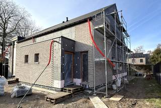 Vlakbij het stadscentrum is deze nieuwbouwwoning te koop, gelegen in een mooie woonbuurt op wandelafstand van het stadspark en het winkelcentrum T-Forum.<br /><br />De woning wordt Casco Plus opgeleverd. Dat wil zeggen: alle grote werken zijn al gebeurd, en jij werkt nog af naar eigen smaak. <br />De bewoonbare oppervlakte bedraagt 176m² + 30m² zolder.<br /><br />Reeds uitgevoerd en inbegrepen: <br />- volledige ruwbouw; <br />- pleisterwerken en chapewerken; <br />- vloer- en muurisolatie; <br />- aluminium ramen met thermoprofielen en energiezuinige beglazing; <br />- vloerverwarming met warmtepomp lucht/water (Vaillant); <br />- elektrische installatie afgewerkt; <br />- zonnepanelen voorzien; <br />- ventilatiesysteem aanwezig.<br /><br />Nog af te werken door de koper: <br />- vloerafwerking (tegels, parket, …); <br />- keuken; <br />- badkamer; <br />- binnendeuren en bezetting trap.<br /><br />Creëer op korte tijd een instapklare woning volledig volgens jouw stijl.<br /><br />Indeling gelijkvloers:<br />x je komt binnen in de inkomhal met toegang tot het gastentoilet; <br />x vooraan een extra ruimte voor bv. bureau, hobbykamer of speelruimte; <br />x ruime leefruimte die mooi aansluit op de open keuken; <br />x achteraan een groot schuifraam en buitendeur naar terras en tuin.<br />x naast de keuken is er een praktische wasplaats/berging.<br /><br />Verdieping: <br />x 3 ruime slaapkamers, <br />x technische ruimte met berging, <br />x badkamer voorzien voor bad, douche en toilet.<br /><br />Zolder: 30m² extra zolderruimte, ideaal voor stockage/berging. <br /><br />INTERESSE? Bel ons voor een bezichtiging op het nummer 012 23 00 23 of mail uw vragen aan roland@immo-leroi.be.