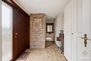 ***RESERVEER UW BEZOEK VIA WWW.POLARES.EU*** <br />Bent u op zoek naar een woning die u volledig naar uw eigen smaak kunt renoveren? Dan biedt deze eigendom een unieke kans. Met een bewoonbare oppervlakte van maar liefst 199 m² en een aansluitend magazijn van 138 m² beschikt u hier over een uitzonderlijk geheel met enorm veel potentieel.<br /><br />De woning is bijzonder ruim en omvat vijf slaapkamers en twee badkamers. Aansluitend aan één van de slaapkamers bevindt zich een extra kamer die perfect kan worden ingericht als een ruime dressing, waardoor u een comfortabele master suite kunt creëren. Dankzij de royale indeling is deze woning ideaal voor een groot gezin, een samengesteld gezin of voor wie droomt van veel leefruimte. Ook wie op zoek is naar een eigendom met tal van mogelijkheden en door de renovatiewerken heen kan kijken, vindt hier de perfecte basis om een echte thuis te creëren.<br /><br />Buiten geniet u van een prachtige tuin van 22 are 18 centiare, waar kinderen naar hartenlust kunnen spelen en waar u volop kunt genieten van rust, ruimte en privacy. In combinatie met het ruime magazijn biedt deze eigendom bovendien interessante mogelijkheden voor hobbyisten, zelfstandigen of wie extra opslagruimte wenst.<br /><br />Kortom, een eigendom met uitzonderlijke volumes, een grote tuin en eindeloze mogelijkheden voor wie op zoek is naar een renovatieproject met een bijzonder toekomstperspectief.
