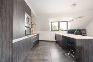 [[ DIT PAND NEEMT DEEL AAN DE ERA OPEN HUIZEN DAG OP 19/9 VAN 14:30 TOT 15:30 ]]
<p><strong>Ben je op zoek naar een instapklaar duplexappartement met 2 slaapkamers en zuidgericht terras in het centrum van Erembodegem? Zo gevonden! </strong></p>

<p>In het centrum van Erembodegem, op wandelafstand van winkels, scholen, openbaar vervoer en het treinstation, bevindt zich dit verzorgde en instapklare duplexappartement met een bewoonbare oppervlakte van 85 m². Dankzij de centrale, residentiële ligging geniet je van alle dagelijkse voorzieningen binnen handbereik. Bovendien beschikt het appartement over een gunstig EPC-label B (107 kWh/m²jaar), een conforme elektrische installatie, centrale verwarming op aardgas, hoogrendementsbeglazing en een videofoon, wat garant staat voor een comfortabel en energiezuinig wooncomfort.</p>

<p>Via de inkomhal kom je terecht in de lichtrijke leefruimte met aansluitende eetkamer. De volledig uitgeruste keuken beschikt over een keramische kookplaat, oven, microgolfoven, dampkap, koelkast, vaatwasser en een spoelbak. Aansluitend bevindt zich een praktische berging met aansluiting voor wasmachine en droogkast. Op deze verdieping vind je eveneens een apart gastentoilet met handenwasser.</p>

<p>De duplexverdieping omvat twee slaapkamers, beide voorzien van praktische ingemaakte kasten. De badkamer is uitgerust met een douche, wastafel en een tweede toilet.</p>

<p>Als extra troef beschikt het appartement over een zonnig, zuidgericht terras (met berging) waar je in alle rust kan genieten van het buitenleven. Daarnaast zijn er een private parkeerplaats, en een gemeenschappelijke fietsenstalling aanwezig. De privatieve staanplaats dient verplicht mee aangekocht te worden aan een prijs van € 19.000 (niet inbegrepen in de vraagprijs).<br /><br />Interesse? Neem dan snel contact met ons op voor meer informatie of een bezoek ter plaatse!</p>
