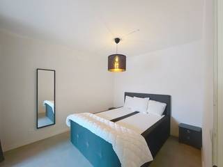 Gemeubeld, modern 1-slaapkamerappartement in hartje Brugge met lichtrijke woonkamer, ingerichte keuken, ruime slaapkamer met terras, badkamer en fietsenberging.Met restaurants, winkels en alle voorzieningen direct voor de deur, ervaart u hier wonen met maximaal comfort.Indeling:1°V: inkomhal die uitgeeft op de ruime woonkamer (20 m²) – volledig ingerichte en praktische keuken met inductiekookplaat, combi-oven, koelkast met diepvriesvak en vaatwasser (9 m²) – één ruime en lichtrijke slaapkamer (11 m²) – moderne badkamer met inloopdouche en toilet (9 m²) – gemeenschappelijke fietsenberging.- Huurprijs: €800,00/maand- Provisie gemeenschappelijke kosten: €50,00/maand- Onmiddellijk beschikbaarDe snelste manier om een bezoek te brengen aan dit pand? Vraag je bezoek aan via de roze knop op onze website (www.dewaele.com) en je wordt gecontacteerd door één van onze verhuurexperten.