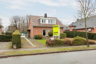 This completely to be renovated house for sale is located in a prime location in Vrasene, near all kinds of cozy restaurants and various stores...