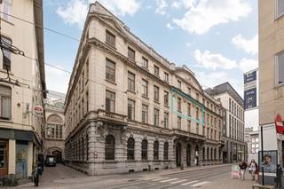 <p>In het hart van Antwerpen, aan de prestigieuze Sint-Katelijnevest, bevindt zich dit uitzonderlijke appartement van ca. 240 m² met een royaal terras van 35 m².<br />Gelegen op de tweede verdieping van het iconische gebouw Agence Maritime Internationale (1918), combineert deze residentie tijdloze elegantie met hedendaags comfort. De statige architectuur, hoge plafonds en authentieke details creëren een unieke woonbeleving met karakter en klasse.<br /><br />Indeling<br /><br />Prachtige authentieke gang die lijdt tot alle ruimtes<br />Riante leefruimte met overvloedig lichtinval, originele parketvloeren en hoge plafonds<br />Volledig ingerichte keuken met eetgedeelte.<br />Twee volwaardige slaapkamers, waarvan één momenteel ingericht als stijlvolle bureauruimte<br />Twee verfijnde badkamers met hoogwaardige materialen<br />Apart gastentoilet<br />Ruim terras (ca. 35 m²) – een oase van rust midden in de stad, ideaal voor ontbijt in de zon of een glas wijn bij zonsondergang<br /><br />Bijzonderheden<br /><br />EPC-label B<br />Ruime kelderberging<br />Privéstaanplaats in het gebouw aan te kopen voor € 40.000<br />Prachtige gemeenschappelijke inkomhal met lift</p>