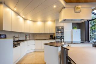 <p><strong>Te koop: unieke handelszaak met woonst, showroom, atelier en appartement te koop in Harelbeke.</strong><br /><br /> </p>
<p>Ontdek deze bijzondere eigendom met een rijke geschiedenis: oorspronkelijk een <strong>meubelzaak met ambachtelijk atelier</strong>, waar vakmanschap en passie samenkwamen. De ruime showroom en het atelier bieden vandaag <strong>uitstekende mogelijkheden</strong> voor een nieuw concept, winkel of creatieve invulling.<br /> </p>
<p>Achteraan vind je een <strong>ruime woning met zonnig terras en tuin</strong>, een plek waar <strong>wonen en werken</strong> perfect gecombineerd kunnen worden. Daarnaast beschikt het pand over een <strong>aparte woonunit/appartement</strong>, ideaal als <strong>investeringsvastgoed</strong> of om extra woonruimte te creëren.</p>
<p><br />Kortom: een <strong>karaktervolle eigendom met tal van mogelijkheden</strong>. De ligging en het volume maken dit tot een unieke opportuniteit voor ondernemers en investeerders met visie.</p>
<p><br /><strong>Contacteer vandaag nog Jérôme voor meer info of een bezoek - 0472/61.10.10.</strong></p>