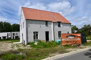 Prachtige Landelijke woningen op een rustige locatie ! <br /><br />Deze BEN woning is in de afwerkingsfase , in de woonkamer is er nog parket voorzien ( deze wordt nog geplaatst ) .<br />Verder zijn er nog enkele zaken die door de bouwheer verder worden afwerkt , maar deze kunnen op korte termijn afgewerkt zijn .<br /><br />Indeling : Inkomhal , apart toilet , woonkamer met open keuken , berging .<br />Verdiep : 3 ruime slaapkamers , apart toilet , badkamer .<br />Zolder .<br /><br />Deze nieuwbouwwoning voldoet aan de hedendaagse energienormen .<br />Er wordt gebruik gemaakt van vloerverwarming met warmtepomp , ventilatie , regenwaterrecuperatie ! <br /><br /><br />Plannen en lastenboek te downloaden op onze website ! <br /><br />Op het constructie-aandeel dient er 21 % btw betaald te worden op het grondaandeel 12 % registratierechten ! <br />