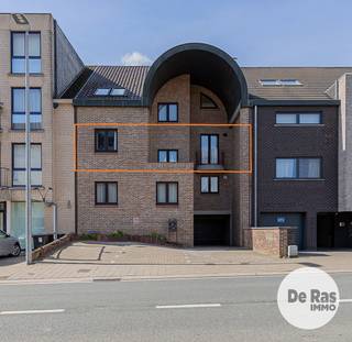 HERZELE- Ruim appartement met terras en garage.<br /><br />Inschrijven voor het geplande bezoekmoment kan via onze website => www.immoderas.be<br /><br />Dit nstapklaar appartement is gelegen in een kleinschalige residentie, centraal in Herzele. Op wandel- en fietsafstand van het openbaar vervoer, scholen, het centrum van Herzele en in directe nabijheid van alle invalswegen.<br /><br />Het appartement werd voorzien van een ruime en lichtrijke woonkamer met open keuken (volledig geïnstalleerd), twee slaapkamers, badkamer met alle comfort, apart gastentoilet en twee privatieve, zonnige terrassen.<br />De keuken, badkamer en toilet werden volledig gerenoveerd in 2020. Ook de boiler werd dat jaar vervangen.<br /><br />Het appartement werd steeds goed onderhouden.<br />Elektrische installatie conform, EPC C, geen asbest, volledig geschilderd,…. Kortom, verhuizen en wonen!<br />Ook mooie huur-opbrengst/rendement te bekomen.<br /><br />Garage inclusief in de huurprijs!<br /><br />AK: €50