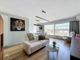 <p>Dit instapklare dakappartement combineert comfort, privacy en een uitstekende ligging. Het appartement bestaat uit een inkomhal met vestiaire, een ruime en lichtrijke leefruimte met zit- en eethoek, een praktische open keuken afgewerkt met kwaliteitsmaterialen en voorzien van alle toestellen, stijlvolle maatwerkkasten met geïntegreerde voorzieningen voor was- en droogmachine, een ruime slaapkamer met dressing, een afzonderlijke berging en 2 prachtige ruime terrassen. De grote raampartijen voor en achter zorgen voor veel natuurlijk lichtinval en de twee zonnige terrassen bieden een absolute meerwaarde en een zalig buiten gevoel. De uitstekende ligging met een vlotte verbinding naar het stadscentrum van Antwerpen, het Wijnegem Shopping Center, de Bremweide, winkels, openbaar vervoer en belangrijke invalswegen is een bijkomend pluspunt.</p>
<p>Extra troeven:</p>
<ul>
<li>Energiezuinig</li>
<li>Airconditioning 2 x</li>
<li>Videofoon</li>
<li>Warmtepomp (koelen en warmen)</li>
<li>Brandwerende veiligheidsdeur</li>
<li>Twee ruime zonneterrassen (40m²)</li>
<li>Optioneel: huren van staanplaats of aankoop garagebox</li>
<li>Aanwezigheid van lift</li>
<li>Hoogwaardige afwerking</li>
<li>Instapklaar</li>
<li>Goed verzorgde residentie</li>
</ul>
<p>Te koop zonder makelaar via Smart Houses. Wenst u meer informatie of een bezoek? Contacteer rechtstreeks de eigenaar +32473948685 of Matthoa.vervoer@gmail.com</p>