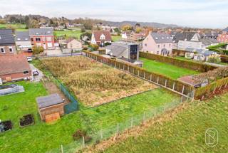 <p>🌿 Bouwgrond te koop – 867 m² in rustige straat te Ronse<br /><br />Ontdek deze prachtige bouwgrond van 946 m² in de Mgr. Beylsstraat 32 te Ronse – een rustige, groene en kindvriendelijke buurt waar het heerlijk wonen is.<br /><br />Met een bouwoppervlakte van 168 m² biedt dit perceel alle ruimte om jouw droomwoning te realiseren: een moderne gezinswoning, landelijke villa of energiezuinige nieuwbouw met tuin en terras.<br /><br />De ligging is ideaal: in een rustige straat zonder druk verkeer, maar toch dicht bij winkels, scholen, openbaar vervoer en het stadscentrum.<br />De goede oriëntatie zorgt voor veel lichtinval en een zonnige tuin waar je volop kunt genieten van de buitenlucht.<br /><br />Alle nutsvoorzieningen (water, elektriciteit, aardgas, riolering) liggen reeds in de straat, waardoor de grond bouwklaar is.<br />De omgeving is aantrekkelijk voor gezinnen en natuurliefhebbers – vlak bij het Muziekbos, wandelpaden en het hart van de Vlaamse Ardennen.<br /><br />TROEVEN: 946 m² grond – open bebouwing mogelijk, rustige en groene ligging, alle nutsvoorzieningen aanwezig, nabij centrum en scholen<br /><br />Bezoek na afspraak met Immo Beguin: info@immobeguin.be</p>