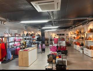 Commercieel pand, gelegen in de gekende Galerie What( zie plan UNITS E+ F).De oppervlakte bedraagt 306 m².De maandelijkse huurprijs bedraagt 3.500...