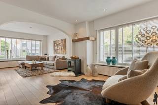 Tijdloze, <strong>vrijstaande woning</strong> met <strong>4 slpk. </strong>gelegen in het centrum van<strong> Wortel - Hoogstraten.</strong><br /><br />NIEUWE VOORWAARDEN! CONTACTEER ONS KANTOOR VOOR MEER INFORMATIE.<br /><br /><span>INDELING<br /></span><strong>Gelijkvloerse verdieping:<br /></strong>- Inkomhal<br />- Woonkamer op parket met houtkachel<br />- Eetkamer<br />- Geïnstalleerde keuken<br />- Wasplaats<br />- Inpandige garage<br />- Kelderberging<br /><strong><br />Eerste verdieping: <br /></strong>- 4 slaapkamers van ca. 11 tot 16m²<br />- Badkamer met bad en douche<br />- Bergzolder bereikbaar via een vlizotrap<br /><br />Ruime, omheinde tuin met 2 terrassen en tuinberging.<br /><br /><span>BIJZONDERHEDEN<br /></span>- Dak volledig vernieuwd en geïsoleerd (2019)<br />- Houtwerk buiten vervangen (2019)<br />- Nieuwe binnendeuren en plinten (2020)<br />- Schilderwerken gevel (2022)