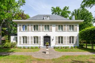 Deze riante villa is gelegen op toplocatie hartje Vriesdonk. Deze villa heeft een zee van ruimte. Via de imposante inkomhal middels een dubbele deur toegang tot de uiterst gezellige en sfeervolle living met houthaard. Middels de dubbele deur ook toegang tot een TV kamer/speelkamer of mogelijks bureau. Er is een volledig uitgeruste luxueuze keuken met eiland waar het gezellig vertoeven is. Aanpalend een lumineuze eetkamer met ruimte voor een gezellige zithoek. Van hieruit opslaande ramen naar het overdekte terras met heerlijk zicht op de prachtige tuin met uiterst veel privacy! Op de eerste verdieping zijn er twee zeer ruime slaapkamers. Een badkamer met douche, lavabo en toilet. De ruime master-bedroom met afzonderlijk toilet, dressing en ruime badkamer, met dubbel lavabo, douche en handdoekradiator. Via de vaste trap ga je naar de tweede verdieping. Daar heb je een slaapkamer/bureau, en een sportkamer. Verder een ruime slaapkamer met badkamer met douche, lavabo en toilet.<br />Er is een 3 dubbele inpandige garage en nog een extra garage met een bijgebouw dat multifunctioneel is. Met heerlijk zicht op de tuin en de riante villa. <br />Er is een afzonderlijk inpandig 1 slaapkamer appartement met afzonderlijke toegang en heerlijk terras. Hier ook een volledig uitgeruste keuken en badkamer. De villa is verbouwd en een gedeelte is nieuwbouw. Het is één geheel, het is volledig omheind, alarm, elektrische poorten, alle hedendaagse luxe.<br />Arei conforme elektriciteit, geen asbest, zie attest in bijlage. EPC B label, 125 kWh/(m2 jaar), in bijlage.<br /><br />Dit is een absolute aanrader. Dit is een ideale villa, een echt family house. Ideaal voor wie stijlvol wil wonen op toplocatie in hartje Vriesdonk. <br />Voor meer info en meer foto's www.domus-immobilien.be of bel Irene 0475/653581<br /><br />