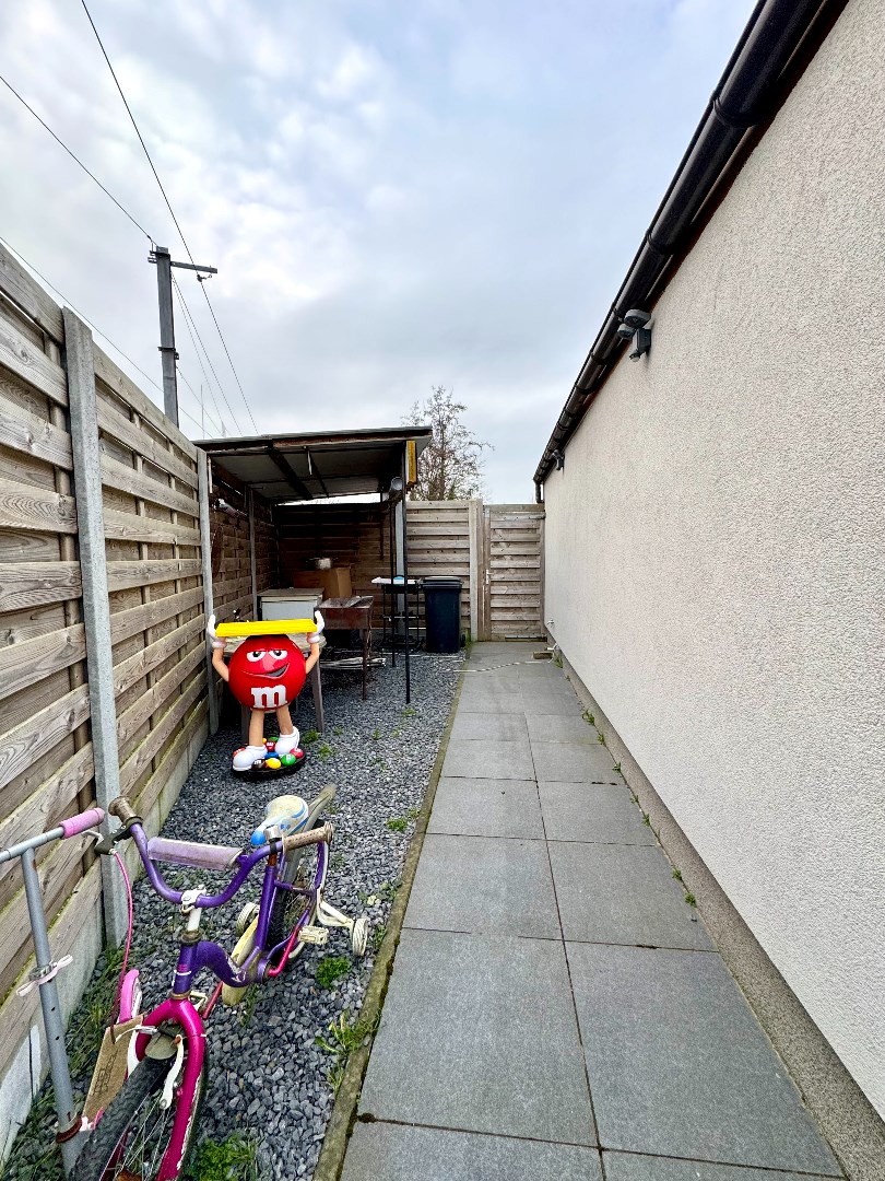 GERENOVEERDE HALFOPEN WONING MET 4 SLPKS EN RUIM TERRAS - foto 4
