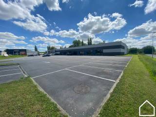 819m² AMBACHTELIJKE KMO-UNIT TE IEPERDit recente gebouw is gelegen op een drukbezochte site/winkelcentrum met o.a. Colruyt, Torfs, JBC, Colora, Bent,...