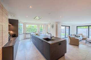 Spacieuse maison rénovée à vendre avec six chambres, garage et jardin à Nieuport, Canadalaan 27. Cette maison bénéficie d'un emplacement très...