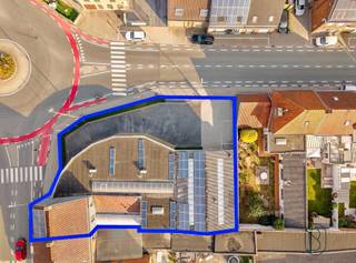 Deze uitstekend onderhouden showroom met visibiliteit, biedt tal van mogelijkheden. Commercieel gelegen hoek met enorm veel potentieel.
Deze veelzijdige eigendom bestaat uit een grote parking, lichtrijke showroom, kantoorruimtes, extra atelier/garage, en de woonst met 2 slaapkamers (mogelijkheid tot 3).
Afgesloten via een sectionaalpoort voorzien van zonnepanelen.
Bezoek na afspraak via arne@immobeguin.be
