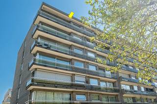 <p><span>Ligging:</span></p><p><span> </span></p><p><span>Zeer verzorgd en licht hoekappartement  op de 6° verdieping van een gebouw met lift, centraal gelegen te Deurne-zuid met alle voorzieningen in de directe omgeving.</span></p><p><span> </span></p><p><span>Indeling:</span></p><p><span> </span></p><p><span>Inkomhal met veiligheidsdeur en vestiairekast, ruime en lichte woonkamer met een mooie parket plankenvloer, een sierhaard en breed schuifraam naar het voorste terras (voorzien van elektrisch bediende zonnetent), recente, tijdloze en zeer degelijke keuken met toestellen, volledig vernieuwde badkamer met inloopdouche en toilet, apart (gasten)toilet, 3 ruime slaapkamers waarvan 2 (achteraan) met toegang tot het achterste terras. Het brede terras is oost gericht voor de ochtend- en middagzon.</span></p><p><span>In de kelder van het gebouw is er een ruime individuele berging (3x2 m) en is er een gemeenschappelijke fietsenstalling.</span></p><p><span> </span></p><p><span>Technische kenmerken:</span></p><p><span> </span></p><p><span>EPC Label B (geen renovatieplicht), (originele) aluminium ramen met dubbele beglazing en (achteraan) met rolluiken, teras met zonnetent, elektriciteit conform, dak gebouw geïsoleerd</span></p>