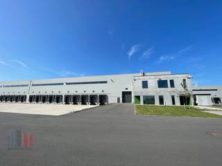Nieuwbouw state of the art logistiek magazijn van 7.324 m² in combinatie met 308 m² instapklare kantoorruimte.<br /><br />De geklimatiseerde loods (BREEAM Excellent) heeft een vrije hoogte van 10,30 meter en is voorzien van 10 laadkades. Bijkomend heeft de vloer een draagkracht van 5T/m² en zijn de ruimtes uitgerust met een ESFR sprinkler systeem. Tevens is er snelle verbinding naar de COSCO terminal. Aan de voorzijde van de magazijnruimte bevindt zich een ingerichte kantoorruimte van 308 m².<br /><br />Ruime parkeer- en manoeuvreerruimte op de verharde, omheinde en bewaakte site die voorzien is van toegangscontrole. Tevens mogelijkheid tot huren van andere oppervlaktes.<br />Fenomenaal gelegen in de haven van Zeebrugge, nabij de A11.<br /><br />Contacteer PANORAMA B2B voor bijkomende inlichtingen, plannen of een vrijblijvend plaatsbezoek 050 300 700.