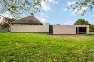 Vlakbij het Groenhovebos te Torhout treffen we deze knappe architectenwoning aan. Een bewoonbare oppervlakte van + 350 m² die zich uitermate leent voor het uitvoeren van een vrij beroep en een perceel van + 5.000 m², mits enkele opfrissingswerken is maak je van deze eigendom terug een gedroomde eigendom.<br />Indeling:<br />Riante inkomhal met zicht op de binnentuin en toegang naar het bureau met wachtruimte enerzijds en naar de sfeervolle woonkamer anderzijds. De ruime woonkamer bevat een eetplaats en het salon, boven dit salon is nog een polyvalente ruimte (bibliotheek, bureau,,...). Vanuit de woonkamer heeft u zicht op de tuin met vijver en is er toegang tot het zonnige terras. <br />Aparte keuken voorzien van alle comfort en toegang naar de kelder. De burelen zijn toegankelijk vanuit de inkomhal (met apart toilet en lavabo). <br />De slaapkamers zijn toegankelijk via de nachthal, vertrekkend vanuit de woonkamer. 3 Slaapkamers waarvan 2 met ingemaakte kasten en lavabo. De 4de kamer doet momenteel dienst als wasplaats/technische ruimte. Badkamer met dubbele lavabo, toilet en inloopdouche.<br />Aparte garage voor 2 wagens en ruime parking.<br />Grote onderhoudsvriendelijke tuin rondom de woning met vijver ter hoogte van het terras. De vijver werd voorzien van alle technieken om dienst te doen als koi-vijver.<br /><br />Bouwtechnisch: CV op stookolie - 42 Zonnepanelen met 2 afzonderlijke omvormers en een zonneboiler – Houten ramen met dubbele beglazing – droge kelder – Conforme elektriciteit