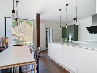 Deze recent gerenoveerde trapgevel woning aan de heilige Familie Kerk is gelegen op een boogscheut van het centrum van Brasschaat, de Brusselse...