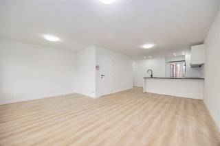 <p><span>Dit </span><span>volledig gerenoveerd appartement </span><span>(2025) staat te koop aan de Kaaldries op een </span><span>centrale locatie</span><span> en op wandelafstand van het </span><span>centrum van Hamme</span><span>. Supermarkten, scholen, openbaar vervoer en invalswegen zijn </span><span>vlot bereikbaar</span><span>.</span></p><p><span>Dit leuke appartement telt heel wat positieve kenmerken gezien dat het gelegen is in een kleinschalig appartementsgebouw van drie units dewelke juist een totaalrenovatie is ondergaan. Het beschikt over </span><span>een aangenaam terras</span><span>, twee lichtrijke slaapkamers, een </span><span>EPC label B </span><span>en een </span><span>bewoonbare oppervlakte</span><span> van </span><span>74m² </span><span>(cfr. EPC).</span></p><p><span>indeling</span><span>:</span></p><p><span>- ruime, lichtrijke woonkamer</span></p><p><span>- open keuken dewelke volledig geïnstalleerd is met een inductie kookplaat, oven, ijskast, etc.</span></p><p><span>- eerste terras</span></p><p><span>- eerste slaapkamer 6.3m²</span></p><p><span>- nachthal</span></p><p><span>- technische berging met voorzieningen voor wasmachine en droogkast.</span></p><p><span>- badkamer voorzien van een inloopdouche, toilet en enkele wastafel</span></p><p><span>- tweede slaapkamer 14.5m²</span></p><p><span>Troeven</span></p><p><span>- centrale ligging in Hamme</span></p><p><span>- zeer lichtrijke leefruimte met open keuken</span></p><p><span>- recent gerenoveerd gebouw van 2025</span></p><p><span>- EPC label B</span></p><p><span>- precad in opmaak</span></p><p><span>Ben jij geïnteresseerd in dit centraal én instapklaar appartement te koop in Hamme, ben je op zoek naar ander vastgoed, een investering of wens je de waarde van jouw eigendom te kennen? Dan ben je bij BOLT Immo aan het juiste adres! Wij helpen jou graag verder.</span></p><p><span> </span></p>