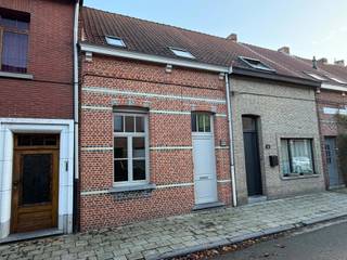 <p><strong>Woning met o.a. 3 slaapkamers en terras. Beschikbaar: 01/01/2027. EPC: 185 kWh/m² (Label B).</strong></p>
<p><strong>Ligging</strong><em><strong>:</strong></em><span> centraal gelegen met een vlotte verbinding naar zowel het centrum van Turnhout als de uitvalswegen richting omliggende gemeenten. Dichtbij alle belangrijke voorzieningen. Winkels, scholen en openbaar vervoer zijn op korte afstand bereikbaar.</span></p>
<p><strong>Indeling</strong><em><strong>:</strong></em><span> i</span>nkomhal, leefruimte, eetkamer met open keuken, wasplaats, apart toilet, 3 slaapkamers, badkamer, terras en kelder.</p>
<p><span><strong>Beschrijving</strong></span><em><strong>:</strong></em><strong> </strong><span>Deze woning in Turnhout beschikt over drie slaapkamers, een terras en praktische ingemaakte kasten. Winkels, scholen en openbaar vervoer liggen op korte afstand. Ook het centrum van Turnhout en de uitvalswegen naar omliggende gemeenten zijn vlot bereikbaar.</span></p>
<p><span>Via de inkomhal komt u in de leefruimte, met aansluitend de eetkamer en open keuken. De eetkamer is voorzien van ingemaakte kasten en een vaste eettafel en biedt rechtstreeks toegang tot het terras. De keuken is uitgerust met een koelkast, inductiekookplaat, dampkap en oven.</span></p>
<p><span>Op het gelijkvloers bevinden zich verder een apart toilet en een praktische wasplaats met aansluitingen voor een wasmachine en droogkast en ingemaakte kastruimte. De kelder biedt extra bergruimte.</span></p>
<p><span>Op de eerste verdieping vindt u twee slaapkamers, waarvan één met ingemaakte kasten. De badkamer beschikt over een ligbad, douche, wastafel met spiegelkast, toilet en bijkomende kastruimte.</span></p>
<p><span>De tweede verdieping omvat een ruime derde slaapkamer met ingemaakte kasten en een vast bureau.</span></p>
<p><strong><span>Beschikbaar vanaf:</span></strong><span> 1 januari 2027</span><br /><strong><span>EPC:</span></strong><span> 185 kWh/m² – label B</span></p>