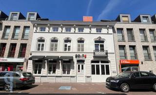 Vul eerst de KANDIDATUURFICHE volledig in door te klikken op volgende link https://ppvastgoed.be/nl/kandidatuurfiche ! Dan pas kan een bezoek ingepland worden. Dit moderne appartement (91m²), gelegen op de derde verdieping, bevindt zich op een absolute topligging midden in het centrum, omringd door winkels en op wandelafstand van het station, scholen en alle voorzieningen. Het omvat een inkomhal, lichtrijke en ruime woonkamer met geïntegreerde keuken, apart toilet, praktische bergruimte met aansluiting voor wasmachine, badkamer en twee slaapkamers. Achteraan bevindt zich een terrasje. Tevens is een private garage en gemeenschappelijke fietsenstalling aanwezig. Beschikbaar vanaf 01/09/2026. De huurprijs: €850/maand + €65 provisie gemeenschappelijke kosten en €75/maand garagebox.