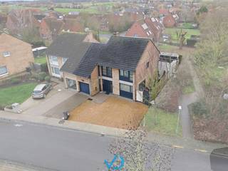 In De Hoge Voute, een uiterst rustige en gegeerde wijk nabij het centrum van Zillebeke, vinden we deze energiezuinige woning terug. Dankzij de gunstige ligging geniet je hier van een landelijk dorpsgevoel, terwijl winkels, scholen, openbaar vervoer en andere voorzieningen zich op slechts enkele minuten bevinden.<br /><br />We betreden de woning via de ruime inkomhal met gastentoilet. Van hieruit komen we in de lichtrijke leefruimte, waar ruimte en comfort centraal staan. De open, volledig uitgeruste keuken sluit naadloos aan op de gezellige leefruimte. In de uitbouw bevindt zich een praktische bureau, ideaal voor thuiswerk of studeerhoek. Naast de keuken is er een handige doorgang naar de ruime berging, met aansluitend de garage — perfect om boodschappen eenvoudig binnen te brengen en koel te bewaren.<br /><br />Op de eerste verdieping bevinden zich vier ruime slaapkamers, waarvan één met een extra berging. Daarnaast is er een moderne badkamer uitgerust met een dubbel lavabomeubel, inloopdouche en toilet. De woning beschikt bovendien over een ruime zolderverdieping, die perfect kan dienen als vijfde slaapkamer, bureau, ontspanningsruimte of hobbykamer. Buiten geniet je van een zuidgerichte tuin met een praktische buitenberging, ideaal om volop van zonnige dagen te genieten.<br /><br />De woning onderging reeds tal van grondige renovaties: een volledige aanbouw met nieuwe keuken (2015), nieuwe badkamer, ventilatiesysteem, driedubbele beglazing, airco in de keuken en op de zolderverdieping, een regenwaterput van 5.000 liter, waterverzachter, laadpaal en nog veel meer. Dit alles resulteert in een EPC-score B, wat deze woning bijzonder energiezuinig maakt.<br /><br />Ben je op zoek naar een energiezuinige woning in een uiterst rustige wijk van Zillebeke? Dan is dit jouw kans. Plan vandaag nog je afspraak in voor een bezoek. Tot dan!