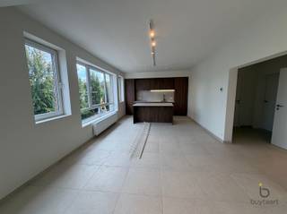 <p><span>Dit prachtig gerenoveerde penthouse op de tweede verdieping bevindt zich in de zeer gegeerde Tentoonstellingswijk en combineert hedendaags wooncomfort met een uitstekende ligging. Het appartement beschikt over drie slaapkamers en is geschikt voor maximaal drie personen binnen één gezin. De ruime en lichtrijke leefruimte zorgt voor een aangename woonbeleving en sluit aan op de moderne, volledig uitgeruste keuken met alle nodige toestellen. De badkamer is stijlvol ingericht en voorzien van een praktische inloopdouche. Daarnaast beschikt het appartement over een apart toilet. Dankzij de ligging op de tweede verdieping geniet u van een aangenaam gevoel van rust en privacy. De omgeving is bijzonder aantrekkelijk: belangrijke invalswegen zijn vlot bereikbaar, terwijl scholen en dagelijkse voorzieningen zich in de nabije omgeving bevinden. Ook een mooi park ligt vlakbij en biedt de mogelijkheid om te wandelen, te ontspannen of te genieten van de groene omgeving. Dit volledig gerenoveerde penthouse is een ideale woonst voor wie op zoek is naar een comfortabele, stijlvolle en rustig gelegen woning in een van de meest gegeerde wijken.</span><span> </span></p><p><span>Huurprijs is €1325 + €90 vaste kosten.</span></p><p><span>Onmiddellijk beschikbaar. Bel of mail ons voor een bezichtiging.</span></p><p><span> </span></p>