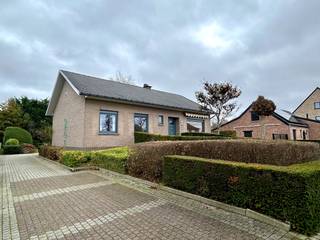 In de Banhagestraat te Blanden vind je deze stevige en ruime woning met een bewoonbare oppervlakte van 268 m² op een prachtig perceel van 11a64ca. De ligging is ronduit ideaal: rustig en residentieel, maar toch vlakbij de E40, Leuven, en het Research Park Haasrode. Een vlotte bereikbaarheid gaat hier hand in hand met een rustige, groene woonomgeving.<br />Binnenin verwelkomt een ruime inkomhal met ingebouwde vestiairekasten en gastentoilet je in de woning. De lichtrijke woon- en eetkamer sluit aan op een aangename keuken en een grote veranda met een prachtig zicht op de tuin — een heerlijke plek om het hele jaar door van het buitengevoel te genieten.<br />Verder vind je op het gelijkvloers drie comfortabele slaapkamers en een recent gerenoveerde badkamer.<br />De woning is volledig onderkelderd en biedt tal van praktische ruimtes: een wasruimte, technische ruimte en een zeer ruime inpandige garage. Daarnaast is er nog een grote zolder, perfect als extra opslagruimte of – mits aanpassing – in te richten als bijkomende kamers.<br />De prachtige tuin vormt zonder twijfel een van de grote troeven van deze woning: groen, ruim en perfect onderhouden – een oase van rust.<br />Een extra pluspunt: geen renovatieplicht!<br />Kortom, een kwalitatieve en goed onderhouden woning met veel ruimte, een mooie tuin en een uitstekende ligging – ideaal voor wie comfortabel en rustig wil wonen met alles binnen handbereik.