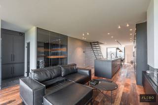 Dit uiterst luxueus en energiezuinig nieuwbouwappartement werd opgeleverd in het jaar 2022 en is voorzien van alle hedendaagse comfort en technologie.<br /><br />We betreden het appartement op de derde verdieping. Via een privatieve inkom hebben we meteen toegang tot de lichtrijke leefruimten. Op de gelijkvloerse verdieping biedt het doorloopappartement plaats aan een aangename living met haard en toegang tot ruim terras, volledig geïnstalleerde keuken, ruime eethoek met toegang tot ruim terras, toilet en bergruimte. Tevens bevindt zich op deze verdieping een volledig ingerichte wellness met badkamer.<br />Op de tweede verdieping begeven we ons tot de ‘<em>master bedroom’</em> met dressingruimte, badkamer met lavabomeubel en inloopdouche, tweede ruime slaapkamer, toilet en bureauruimte/derde slaapkamer. Alle lichten, velux’en, elektronica te bedienen via intelligent domoticasysteem.<br />Mogelijkheid tot aankoop van autostaanplaats en ruime kelderberging.<br /><br /><br />Dit hoogwaardig afgewerkt appartement biedt een enorme dosis levenscomfort en ruimte voor zij die willen genieten van alles wat de Belgische kust te bieden heeft! Contacteer ons via 059/77.00.59 of info@flebo.be voor meer informatie of een bezichtiging!<br /> 