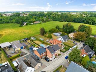 <p><span>Deze halfopen bebouwing is gelegen op een bijzonder mooie en rustige locatie in Bonheiden, in een doodlopende straat en omgeven door een landelijke omgeving. Achteraan geniet u van een prachtig zicht op de achterliggende weilanden. Tegelijk is de woning uitstekend bereikbaar, met Mechelen, de R6 en de E19 in de onmiddellijke omgeving. Een ideale combinatie van rustig en groen wonen, met alle voorzieningen en belangrijke verbindingswegen vlot bereikbaar.</span></p><p><span>De woning biedt bovendien bijzonder veel potentieel en vormt een uitstekende basis om naar eigen smaak te moderniseren. Op het gelijkvloers bevinden zich een inkomhal, living met eetkamer, aansluitende keuken, veranda, berging/technische ruimte, badkamer en toilet. De verdieping beschikt over twee slaapkamers en een zolder die via een vaste trap bereikbaar is en kan worden ingericht als derde slaapkamer.</span></p><p><span>Een absolute troef is de mooie, diepe en aangelegde tuin met tuinberging, waar u volop kunt genieten van rust, privacy en het landelijke uitzicht. De tuin is eveneens toegankelijk via een privatieve doorgang naast de woning.</span></p><p><span>Een woning met heel wat mogelijkheden op een toplocatie, ideaal voor wie bereid is de handen uit de mouwen te steken en een eigendom volledig naar eigen wensen te creëren.</span></p><p><span> </span></p><p><span>Kom de troeven van deze woonst ter plaatse ontdekken en maak een afspraak: 015/755 444 of <span>info@immovercammen.be</span></span></p><p><span>Renovatieplicht EPC: binnen 6 jaar na aankoop = verplichte renovatie tot label D of beter.</span></p>