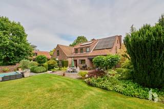 Mooie, riante villa met 5 slaapkamers en meerdere mogelijkheden vanwege de praktijkruimte, gelegen op een prachtig perceel van 1575 m² met zwembad.De...
