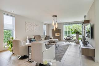 <strong>IDEALIS VASTGOED – ROYALE, INSTAPKLARE EN PERFECT ONDERHOUDEN GEZINSWONING DEWELKE OP EEN ELEGANTE MANIER WERD AANGEPAST AAN MINDERVALIDEN OP EEN RUIM EN RUSTIG PERCEEL VAN 11A 55CA MET 3 KNAPPE SLAAPKAMERS, LICHTRIJKE WOONKAMER, LUXUEUS UITGERUSTE KEUKEN EN CARPORT - De woning omvat maar liefst +- 186m² bewoonbare oppervlakte met ruime woonkamer, uitgeruste keuken, 3 slaapkamers, badkamer, wasruimte, carport en beschikt over een lift. De woning is rustig gelegen op een perceel met een opp. van 11a 55ca. </strong><br /><br /><strong>LIGGING: </strong><br />Deze woning is gelegen op een heerlijke gegeerde groene locatie vlakbij het centrum van Hamont, hierdoor zijn faciliteiten zoals winkels, scholen, stadspark, tennis, … op wandelafstand bereikbaar. Naast deze centrumlocatie is men ook op een steenworp verwijderd van de Nederlandse grens en vlakbij omliggende gemeenten zoals Achel, Pelt en Bocholt!<br /><br /><strong>INDELING:<br />Gelijkvloerse verdieping: </strong><br />- Royale ontvangsthal met lift naar verdieping - gastentoilet – achterinkom/wasplaats - ruime woonkamer/eetkamer - volledig uitgeruste keuken (voorzien van kookvuur, dampkap, dubbele spoelbak, heteluchtoven, microgolfoven, koelkast, zeer veel opberg- en werkruimte ––<br /><br /><strong>Eerste verdieping:</strong><br />- Vide – slaapkamer 1 – slaapkamer 2 – slaapkamer 3 – badkamer (volledig rolstoeltoegankelijk)  <br /><br /><strong>Zolderverdieping:</strong><br />- Bergzolder (78m²) -<br /><br /><strong>Tuin: </strong><br />– Prachtig aangelegde tuin in een uitstekende staat van onderhoud met een prachtig groen achteruitzicht – kwalitatief bijgebouw met overdekt terras -<br /><br /><strong>EXTRA TROEVEN:</strong><br />- Zeer goed onderhouden woning<br />- Toekomstproof wonen!<br />- Volledige woning rolstoeltoegankelijk<br />- Lift aanwezig<br />- Vloerverwarming op GV<br />- Airco op slaapkamer<br />- Zeer kwalitatieve materialen<br />- Royale leefruimtes<br />- Knap bijgebouw<br />- AsbestVEILIG<br />- Zonnepanelen (5.000kW)<br />- Carport<br />- Screens<br />- Toiletten + buitenkranen op regenwater<br />- Rustige, gegeerde locatie doch centraal<br /><br /><strong>Stedenbouwkundige Inlichtingen:</strong><br />Bouwvergunning – Woonuitbreidingsgebied/woongebied met landelijk karakter - Geen dagvaarding - Geen voorkooprecht – Verkavelingsvoorschriften<br /><br /><strong>EPC: 30kWh/m²jaar – A-label met certificaatnummer: </strong><br /><br /><strong>O-peil: </strong>niet overstromingsgevoelig<br />P-score: B<br />G-score: B<br /><br /><strong>Benieuwd naar deze woning? Ons IDEALIS Team geeft U met plezier en steeds vrijblijvend de nodige informatie via e-mail, ter plaatse of op ons kantoor te Pelt.<br />Wenst U advies omtrent uw eigen woning? Graag plannen wij vrijblijvend met U een afspraak in om onze expertise met U te delen, steeds tot Uw dienst!!<br />Neem contact op met IDEALIS VASTGOED op 011/515 565 of mail naar info@idealisvastgoed.be!</strong><br /> 