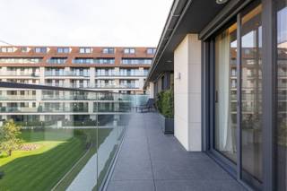 <strong>Knokke: uitzonderlijk ruim (302 m²</strong><strong>) luxeappartement te koop in residentie La Rive op een toplocatie nabij het Albertstrand en het casino.</strong><br /><br />Dit prestigieus, royaal en instapklaar nieuwbouwappartement van maar liefst 302 m², volledig ingericht met hoogwaardige materialen en voorzien van ruime zonneterrassen (73 m²), bevindt zich in het exclusieve project &quot;La Rive&quot;. Het appartement biedt een zijdelings uitzicht op het Zegemeer en het Casino, en bevindt zich daarbij op wandelafstand van het Albertstrand.<br /><br /><strong>Indeling:</strong><br />Inkomhal met gastentoilet en aparte toegang voor dienstverleners, een bijzonder ruime en lichtrijke leefruimte voorzien van alle comfort (gevelbreedte van 16,5m) die toegang geeft tot het zonnige terras. Daarbij is de woonkamer ook voorzien van een sfeervolle gashaard en een infraroodsauna. Verder beschikt het appartement over een open keuken, die volledig geïnstalleerd is met moderne toestellen. <br /><br />3 ruime slaapkamers (mogelijkheid tot een 4e), elk met toegang tot het terras. 2 volwaardige badkamers, dressing en praktisch berging/wasplaats.<br /><br /><strong>Troeven: </strong>
<ul><li>Hoogwaardige en hedendaagse afwerking.</li><li>Voorzien van airco, domotica en alarmsysteem.</li><li>Twee privatieve bergingen.</li><li>Gemeenschappelijke fietsenberging.</li><li>Mogelijkheid tot aankopen van een garagebox die geschikt is voor 4 wagens en voorzien is van een laadpunt. </li></ul>
Voor meer info? Contacteer <strong>Ayita</strong> 0496 13 43 12 of <strong>Stefan</strong> 0495 18 12 59.