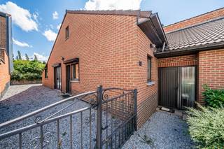 We Invest vous propose cette magnifique maison plain-pied trois façades rénovée, idéalement située à proximité immédiate de toutes les commodités et des principaux axes routiers.<br />La maison se compose d'un hall d'entrée, d'un WC séparé, d'un lumineux séjour, ainsi que d'une cuisine. Vous retrouverez également 2 chambres, un bureau, une salle de bain, une buanderie et un garage. A l'extérieur, une agréable terrasse exposé plein sud, ainsi qu'un spacieux jardin. La maison dispose également de panneaux solaires !<br />Un bien alliant confort, fonctionnalité et emplacement privilégié, qui ne manquera pas de vous séduire.<br />Infos et visites geoffrey.d@weinvest.be ou 0498/31.36.90. Prix indicatif 220.000 €, sous réserve d'acceptation des propriétaires.