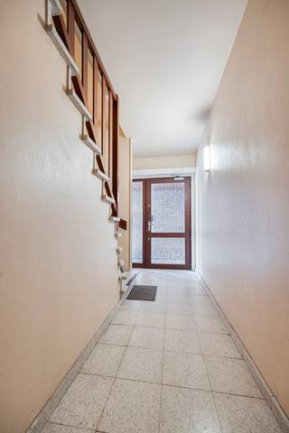 <p>Cet appartement à rafraîchir de deux chambres avec garage se trouve dans une petite résidence de seulement cinq unités, au calme et à distance de marche du centre de Louvain. Il constitue une excellente base pour les personnes à la recherche d’un bien spacieux, doté d’une grande terrasse et offrant la liberté de créer un intérieur entièrement personnalisé.</p><p>Dès l’entrée, vous découvrez un séjour spacieux offrant suffisamment de place pour aménager un agréable salon et un coin repas. La cuisine attenante est actuellement séparée, mais elle peut être ouverte sur le séjour afin de créer une pièce de vie plus vaste et contemporaine. Des plans d’architecte sont déjà disponibles et permettent de visualiser les différentes possibilités de réaménagement.</p><p>L’appartement dispose de deux chambres à coucher. Il conviendra ainsi à un couple, à une petite famille ou à une personne souhaitant disposer d’un bureau, d’une chambre d’amis ou d’un espace polyvalent. Les travaux de rafraîchissement représentent une belle occasion d’adapter entièrement le bien à vos goûts et à votre manière de vivre.</p><p>La grande terrasse orientée sud-est constitue l’un des principaux atouts de l’appartement. Son orientation permet de profiter d’une belle luminosité et offre suffisamment d’espace pour prendre ses repas, se détendre ou aménager un coin de verdure.</p><p>Un garage box situé à l’arrière de la parcelle est également compris dans la vente. Il offre une solution de stationnement confortable et peut également servir d’espace de rangement supplémentaire. Un avantage particulièrement appréciable à proximité du centre de Louvain.</p><p>La situation combine calme et excellente accessibilité. Le centre de Louvain est accessible à pied, tout comme les commerces, les restaurants, les transports en commun et les principales commodités. Vous profitez ainsi d’un environnement paisible et à taille humaine, sans renoncer aux avantages de la ville.</p><p>Vous souhaitez découvrir en priorité le potentiel de cet appartement avec garage? La vente débute par une Avant-Première exclusive le 5 août. Planifiez votre visite via le bouton violet « Prendre rendez-vous » sur notre site. La période d’offre se termine le 10 août à 21 h 00. Le règlement de l’Avant-Première est disponible dans la rubrique des téléchargements.</p>