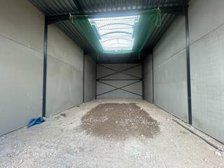 Deze kwalitatieve nieuwbouwunit (Unit 5) is gelegen in de Sarosstraat te Berlare en heeft een oppervlakte van 112,5 m².<br />De unit is geschikt voor diverse toepassingen zoals opslag, magazijn, productie en groothandel.<br /><br />De bedrijfsunit beschikt over een volledige vrije overspanning en is opgebouwd met duurzame materialen zoals een steeldeck dakconstructie, geïsoleerde buitenwanden en betonnen scheidingswanden. Verder is de unit uitgerust met een onderhoudsvriendelijke polierbetonvloer, een lichtstraat met RWA-koepel en een ruime sectionaalpoort van 4 meter breed en 4,5 meter hoog. Daarnaast is er ook een aparte inkomdeur met raampartij voorzien.<br /><br />Op technisch vlak is de unit volledig uitgerust met onder andere drijfkracht 40A, stadswater, internetaansluiting en aansluiting op een regenwater- en septische put. Ledverlichting en enkele stopcontacten worden standaard voorzien. Sanitair is eveneens mogelijk.<br /><br />Extra troeven:
<ul>
	<li>privatieve parkeerplaats inbegrepen</li>
	<li>extra parkingzone met laadpalen aanwezig op de site</li>
	<li>algemene brandcentrale aanwezig</li>
	<li>vlot bereikbaar</li>
	<li>Algemene kosten: €40/maand</li>
	<li>Beschikbaar vanaf 1 september 2026</li>
</ul>
Ideale bedrijfsunit voor ondernemers die op zoek zijn naar een moderne en functionele ruimte op een strategische locatie.